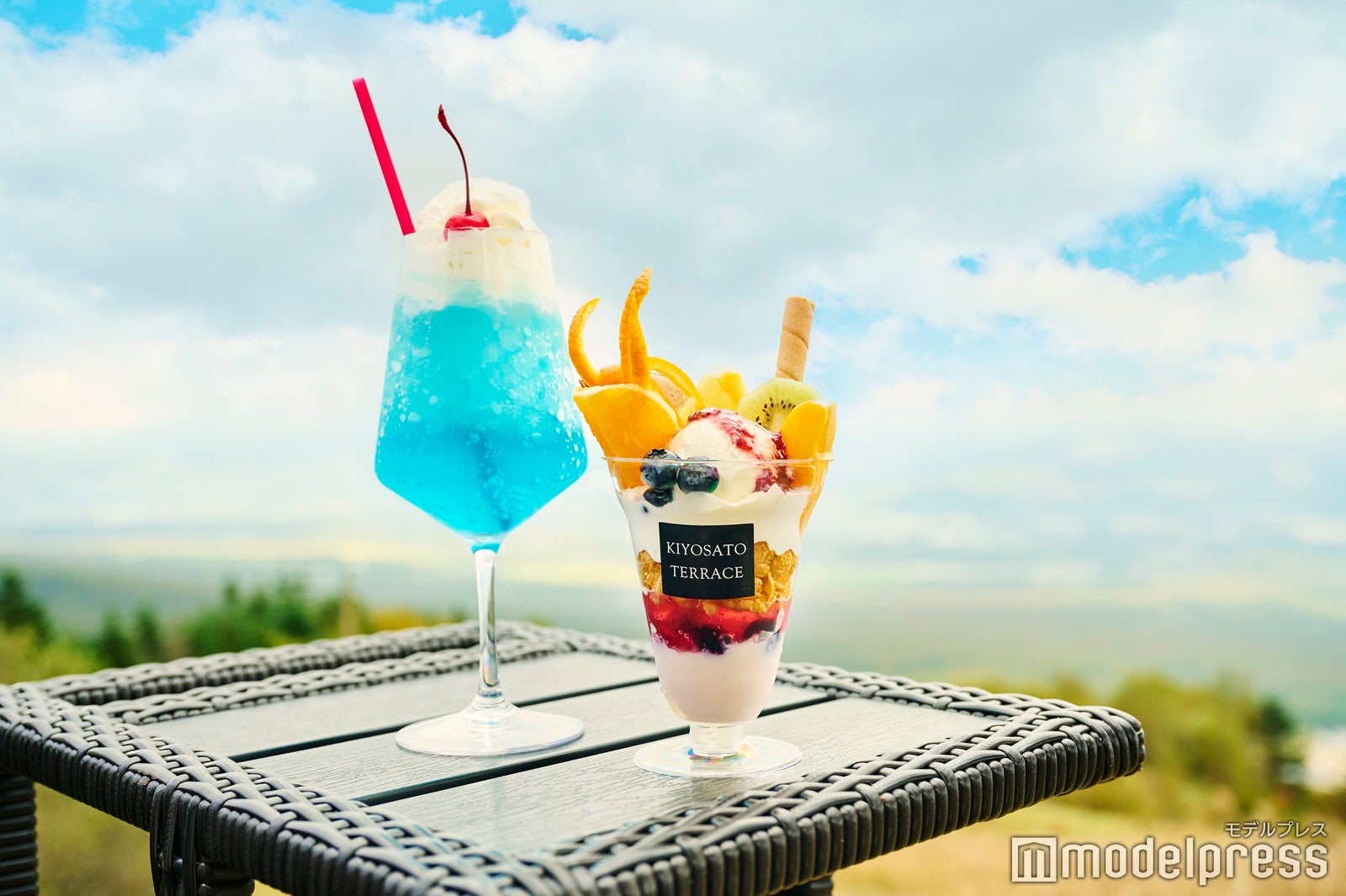 青い富士山クリームソーダ、清里テラス スカイパフェ（C）モデルプレス