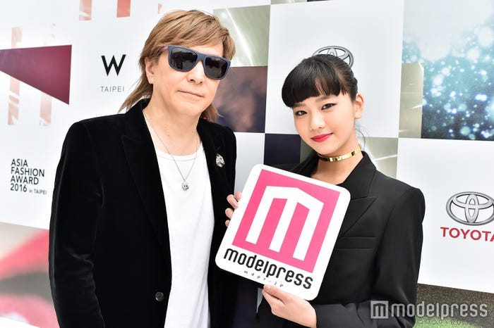 左から:小室哲哉、Def Will・HINA(C)モデルプレス