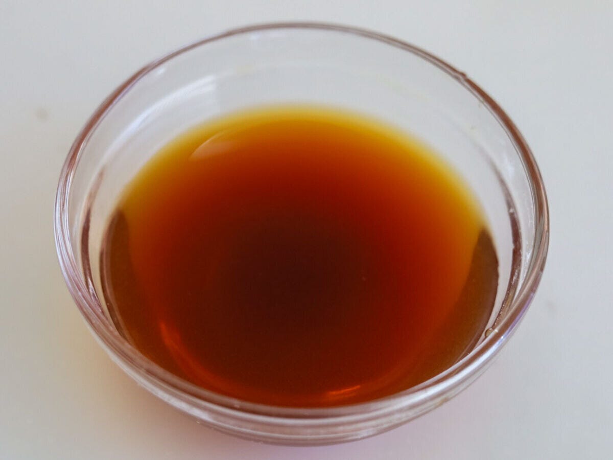 しょうゆ・みりん・酒・砂糖の合わせ調味料 ガラスの小鉢に入った、しょうゆ・みりん・酒・砂糖を混ぜ合わせた茶色い合わせ調味料