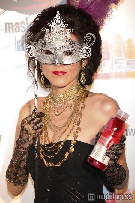 妖艶なドレスで登場した杉本彩