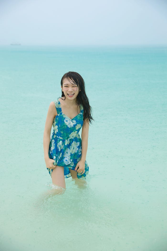 「秋元真夏ファースト写真集 真夏の気圧配置」より/撮影:唐木貴央(画像提供:徳間書店)