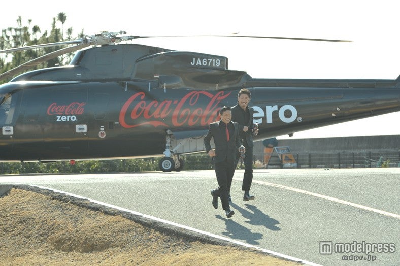 ヘリコプターから降りてきたMATSU、MAKIDAI