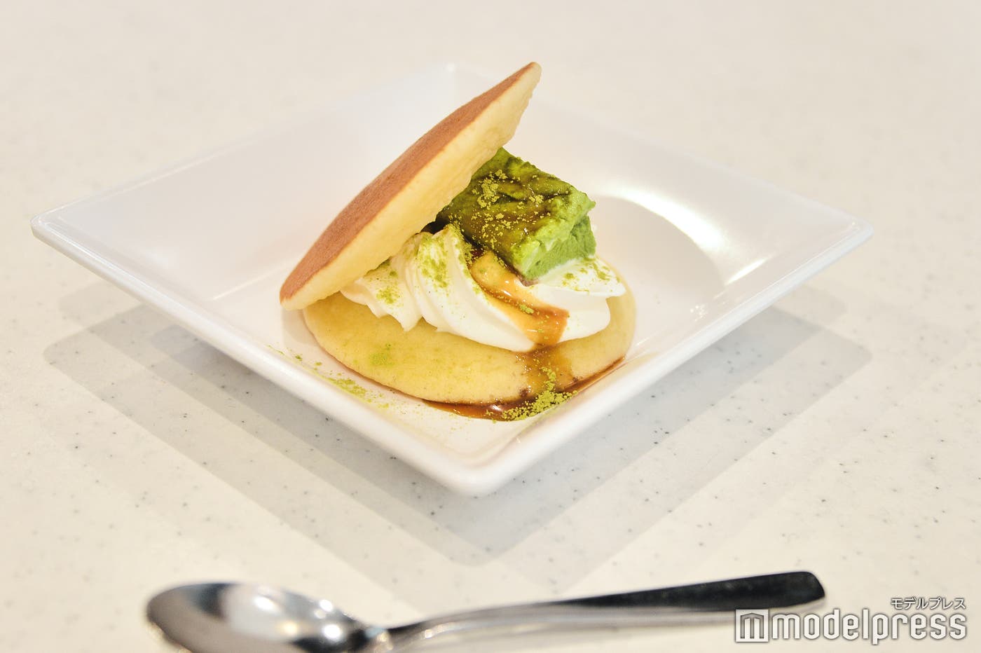 生どら抹茶黒蜜 ~ふんわり抹茶ババロア入り~/200円+税 (C)モデルプレス