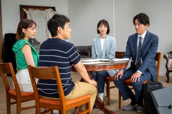 (左から)トリンドル玲奈、迫田孝也、波瑠、間宮祥太朗/「魔法のリノベ」第3話より(C)カンテレ