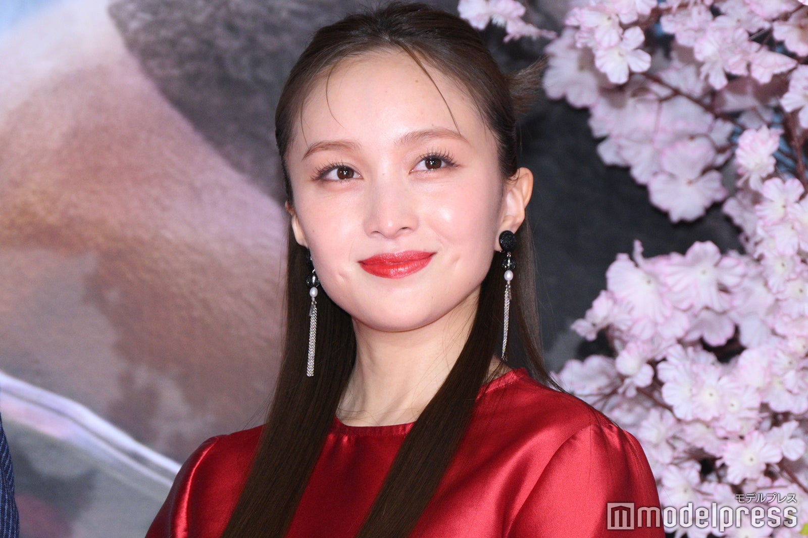 ももクロ百田夏菜子、真っ赤なミニ丈ドレスで美脚スラリ 俳優陣
