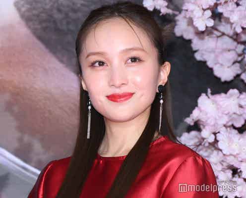 ももクロ百田夏菜子、真っ赤なミニ丈ドレスで美脚スラリ 俳優陣へサプライズプレゼントも【キャプテン・アメリカ:ブレイブ・ニュー・ワールド】