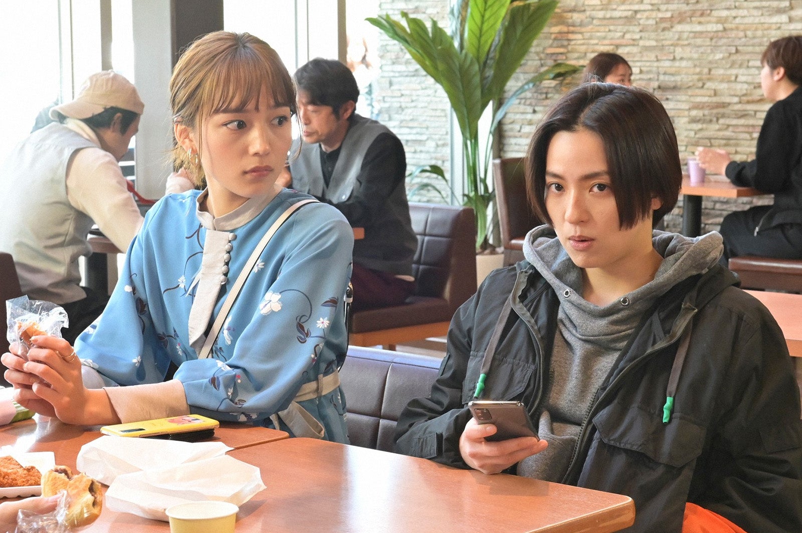 川口春奈、中村アン「着飾る恋には理由があって」第3話より（C）TBS