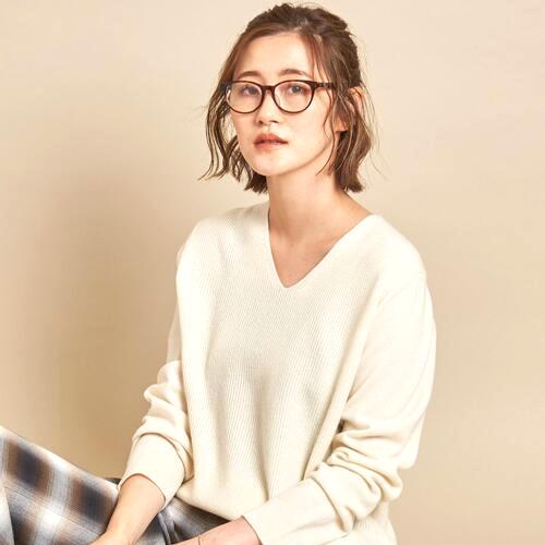 レディースのvネックニットの着こなし18選 着痩せが叶う冬コーデ モデルプレス