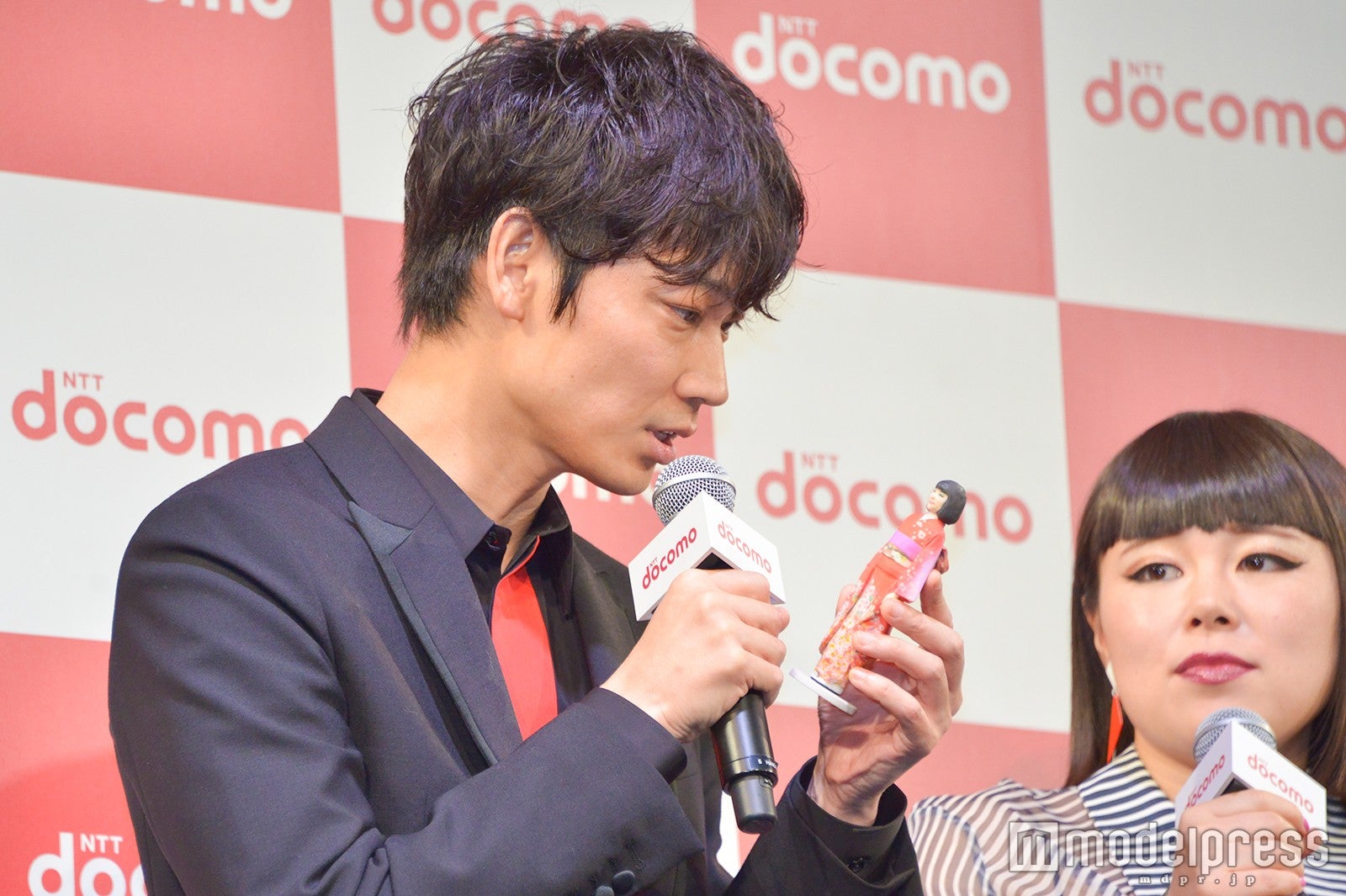 綾野剛、ブルゾンちえみの分身に興味津々