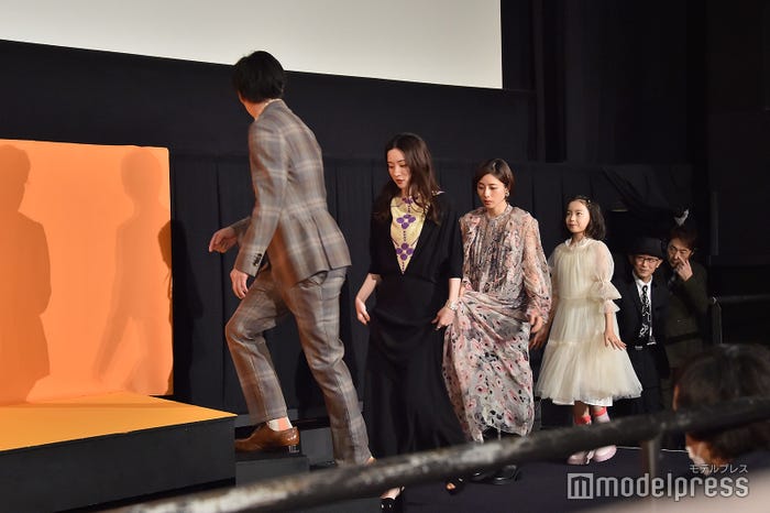 フォトセッション時にキャスト陣を引き連れるも様子が違うことに気付き始めた田中圭(C)モデルプレス