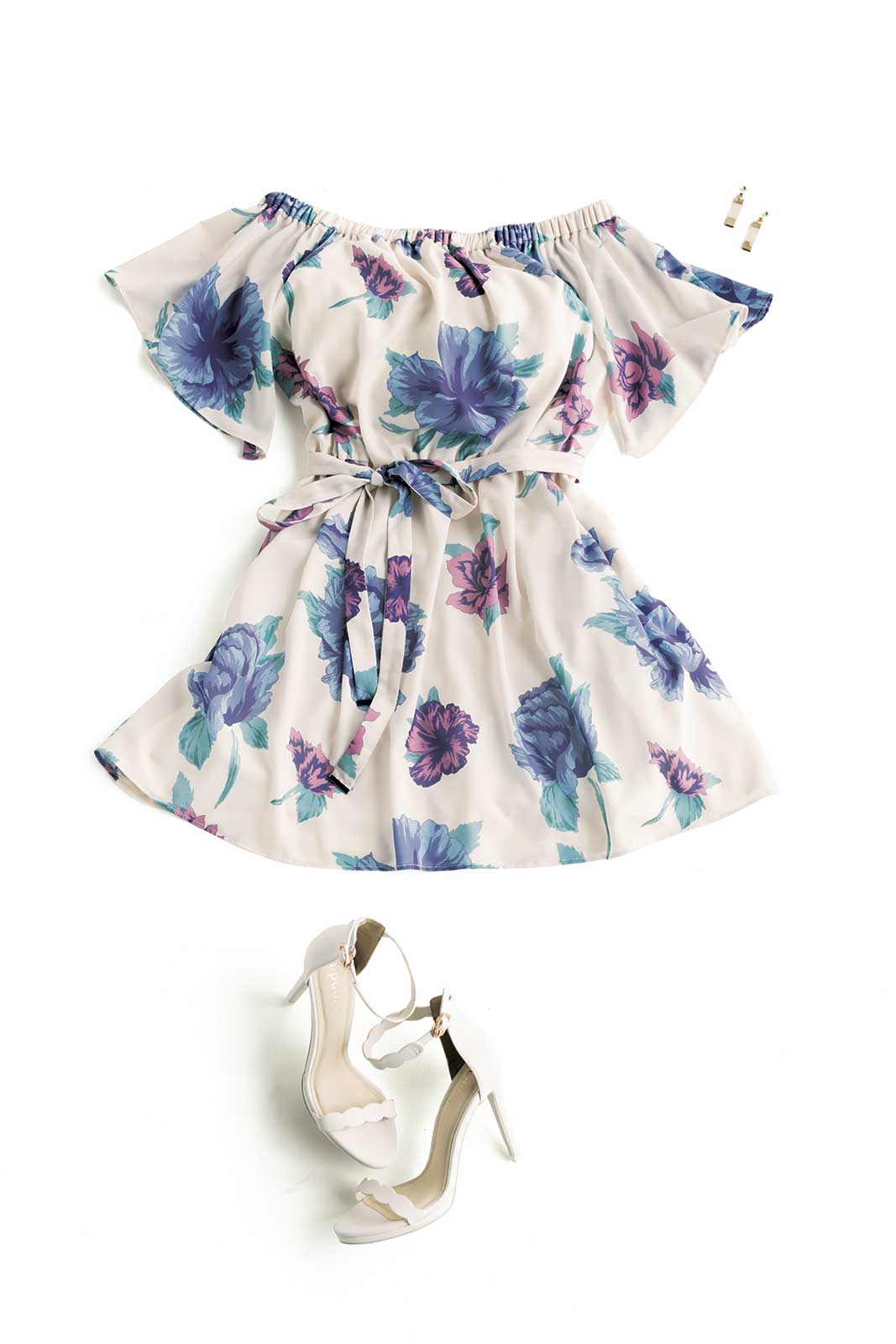 オフショルダーで大人可愛く