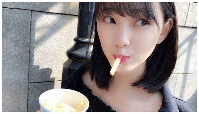 堀未央奈「#彼女がずっとポテト食べてるなう」/堀未央奈オフィシャルブログより
