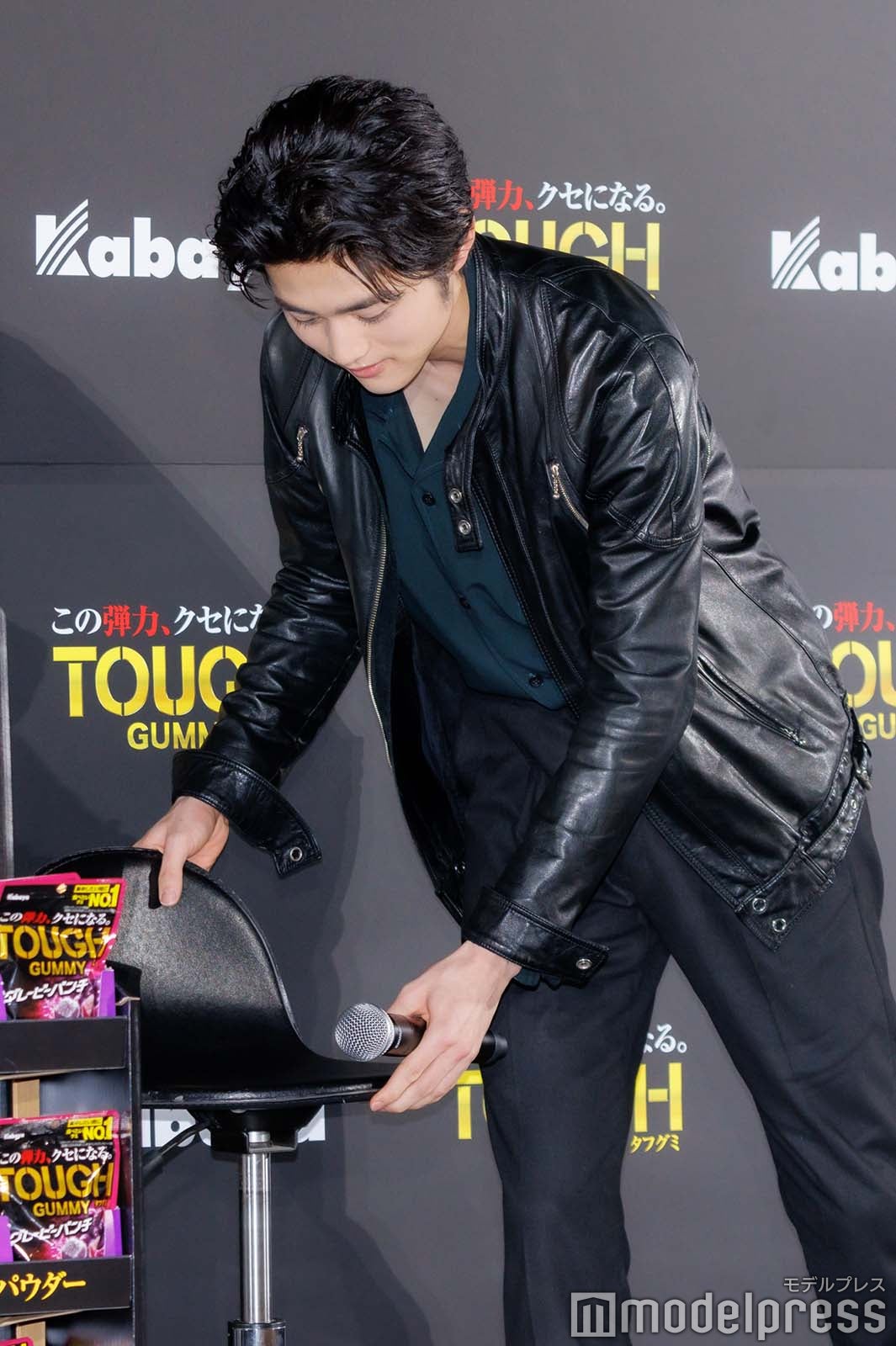 自ら椅子を運ぶ鈴鹿央士（C）モデルプレス