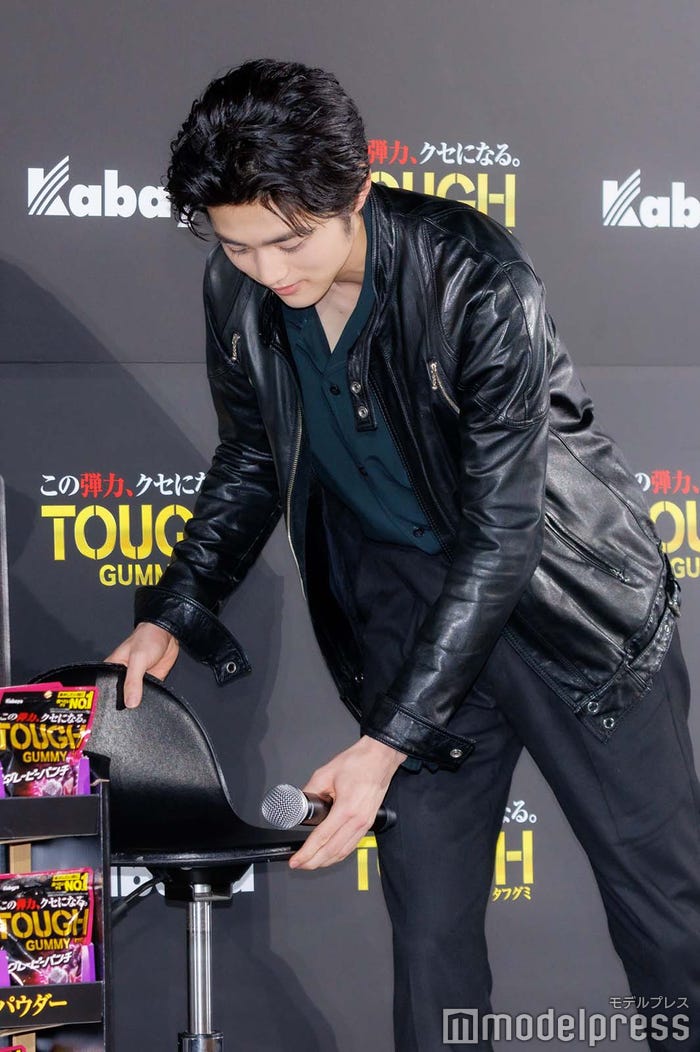 自ら椅子を運ぶ鈴鹿央士(C)モデルプレス