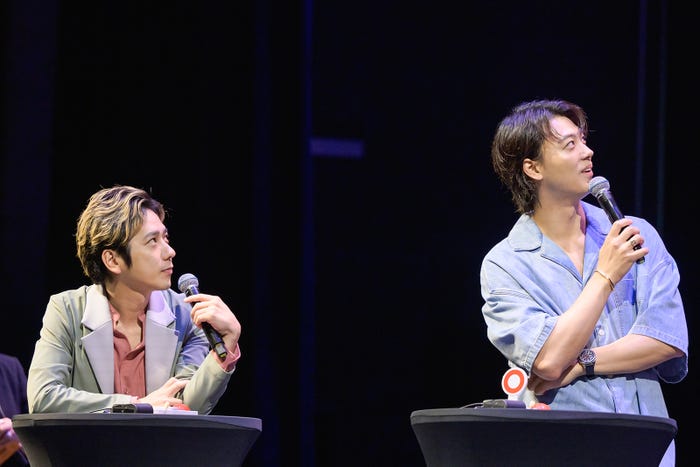 二宮和也、竹内涼真(C)TBS