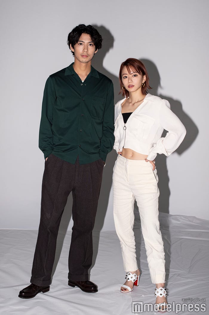 賀来賢人/スタイリスト:小林新(UM)、ヘアメイク:西岡達也(Leinwand)、山本舞香/スタイリスト:津野真吾(impiger)、ヘアメイク:Storm(Linx)(C)モデルプレス