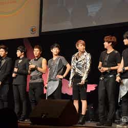 左から:テホン、ケビン、ヒチョル、ドンジュン、シワン、ミンウ、グァンヒ、ヒョンシク