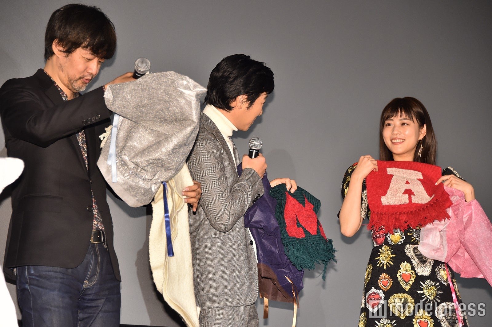 魔物サンタからのプレゼントはマフラーでした （C）モデルプレス