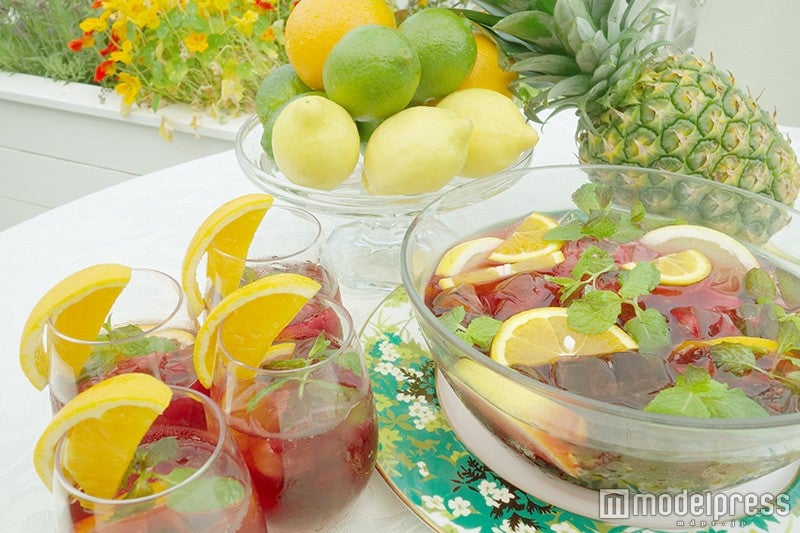 みんなでシェアするフルーツカクテル「パンチボウル」など50種以上が飲み放題／画像提供：銀座クルーズ