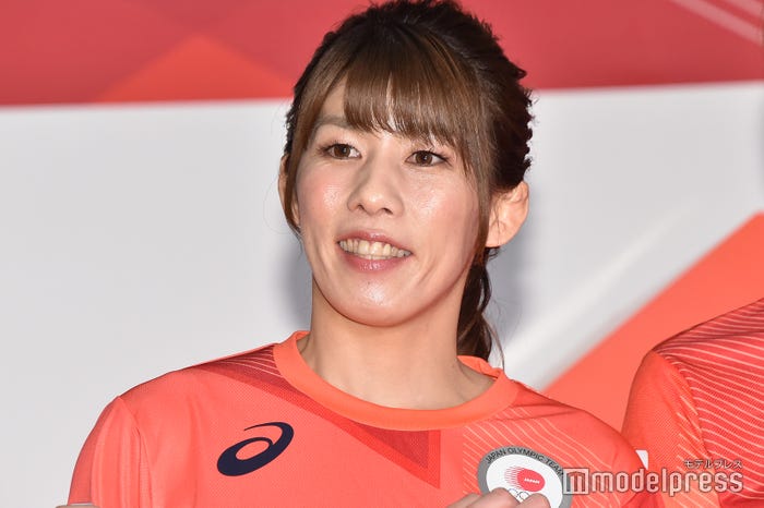 吉田沙保里 カラフルインナーカラーの新ヘアが可愛い 綺麗な色 すごい似合う と絶賛の声 モデルプレス 吉田沙保里 カラフルインナーカラーの新ヘアが可愛い 綺麗な色 すごい似合う と絶賛の声 モデルプレス