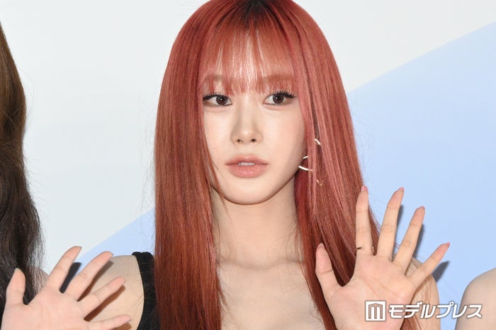 aespaジゼル、美脚際立つミニスカコーデ姿に熱視線「透明感すごい」「スタイル抜群」