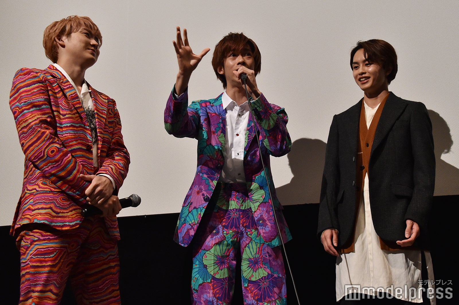 自分たちがサプライズ登場するレベルではないことを説明するリョウガ （C）モデルプレス