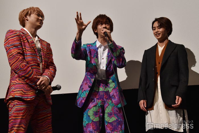 自分たちがサプライズ登場するレベルではないことを説明するリョウガ (C)モデルプレス