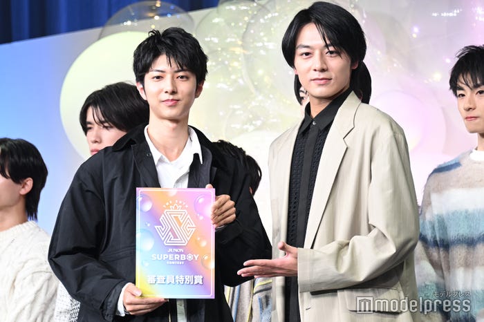 審査員特別賞を受賞した福永顕司さん、齋藤璃佑(C)モデルプレス