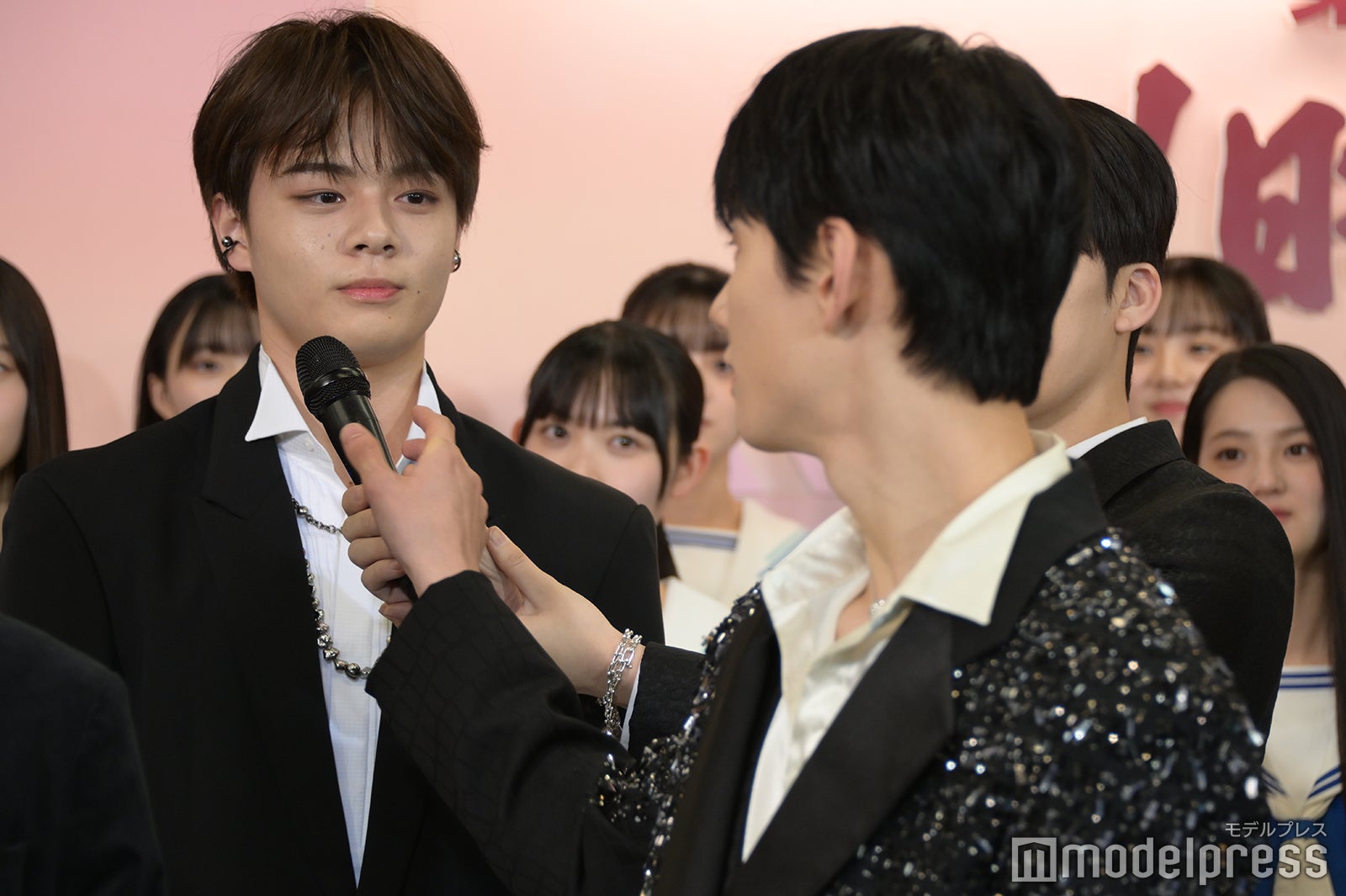 マイクを受け取る佐藤景瑚（C）モデルプレス