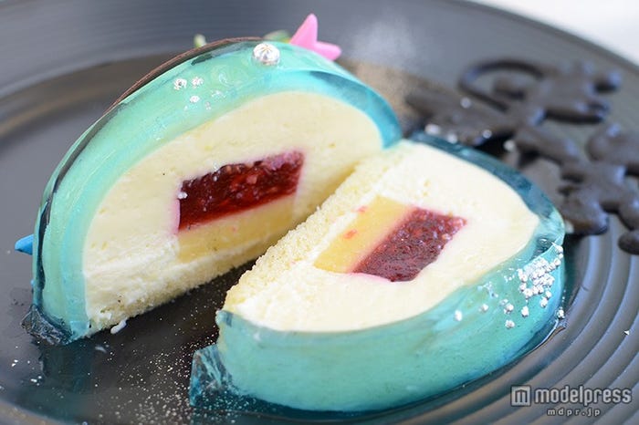 クリームチーズムースの中にはラズベリージャムとレモンクリーム