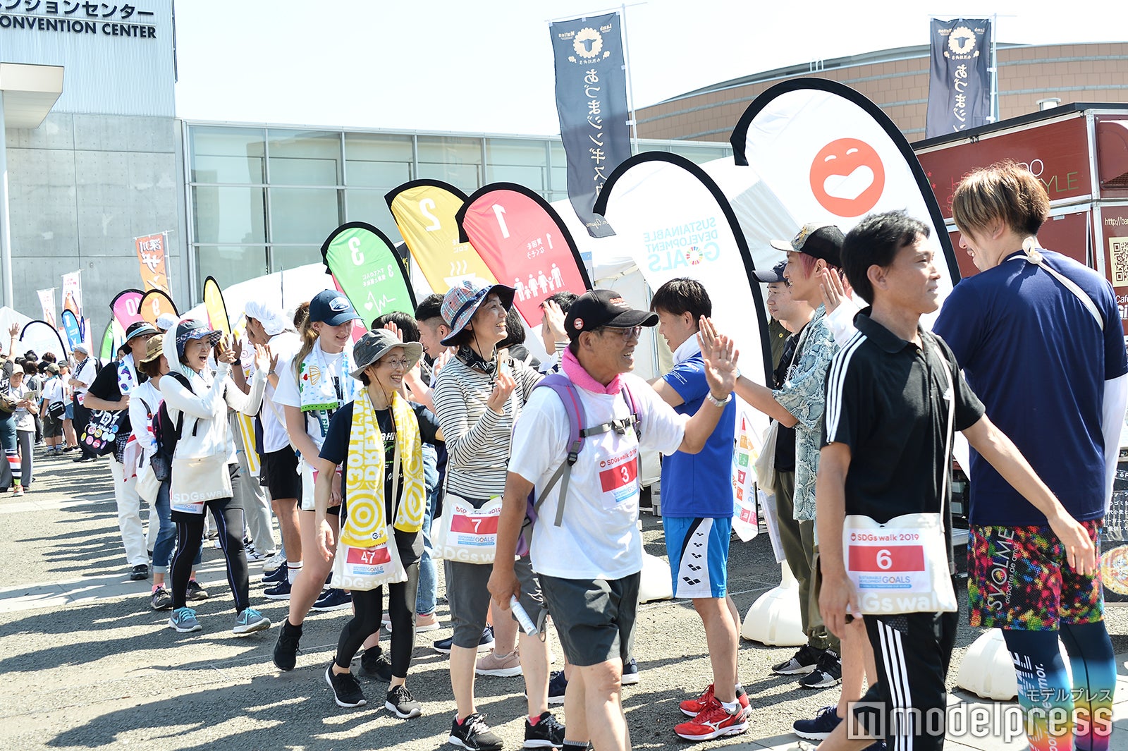 ハイタッチでスタート （C）モデルプレス