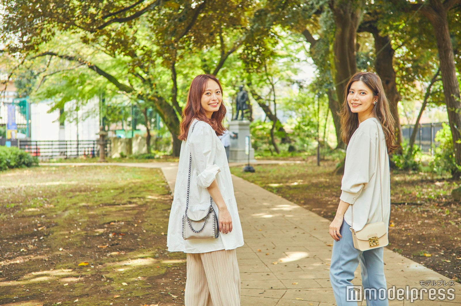 自然いっぱいの庭園内を散策（C）モデルプレス