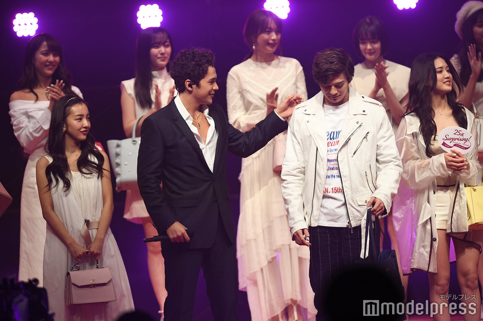 板野友美、オースティン・マホーン、新田真剣佑（C）モデルプレス