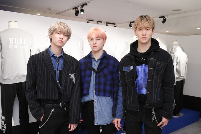 (左から)白岩瑠姫、川西拓実、佐藤景瑚 (C)LAPONE ENTERTAINMENT