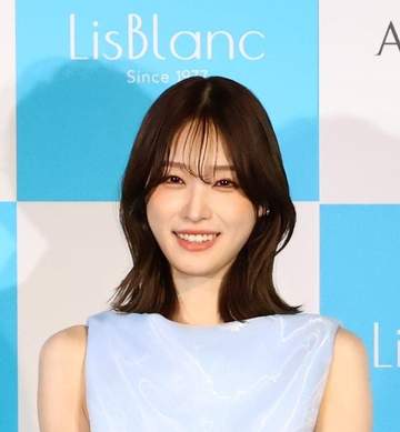 腰の位置が高すぎだろ 国民的美少女→167cm凄い透明感女優 TVでは分からない足の長さに驚き イベントの青ワンピに騒然「美しすぎて声出た」