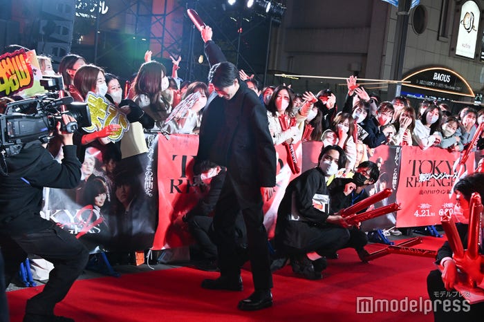 バルーンを渡すファンを選べず目をつぶって渡す高杉真宙(C)モデルプレス