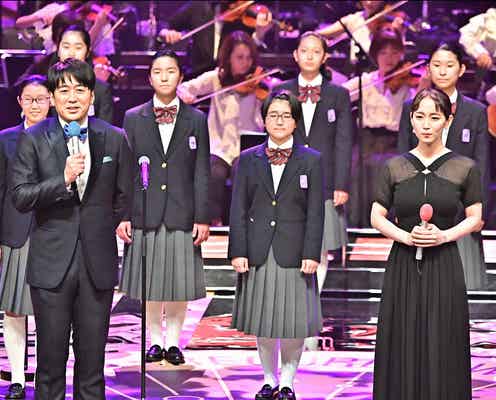 吉岡里帆、美背中大胆披露ドレス&前髪センター分けで「レコ大」2年連続司会登場<第63回輝く!日本レコード大賞>
