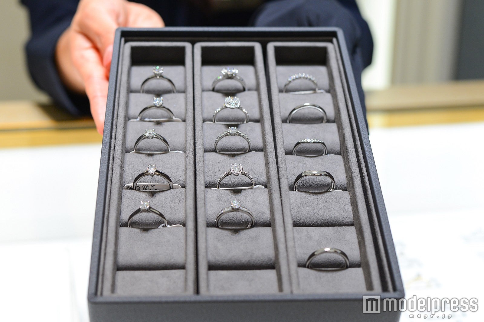 ジュエリーボックスに入れて紹介（C）モデルプレス