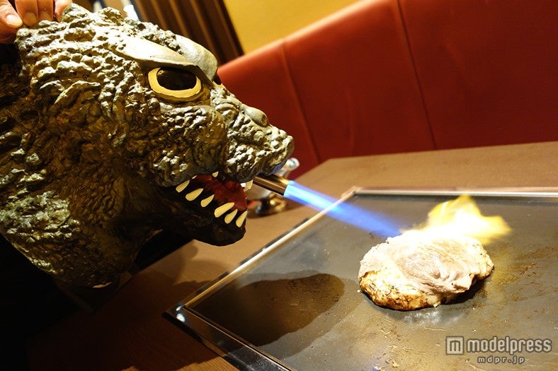 期間限定でゴジラヘッドが焼き上げる「名物トマトお好み焼き～牛肩ロースの炙り　特製トマトソース～」￥1，580（税抜）