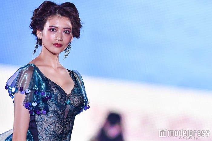 木津レイナ 美谷間くっきり ランジェリーで妖艶ランウェイ 関コレ17a W モデルプレス