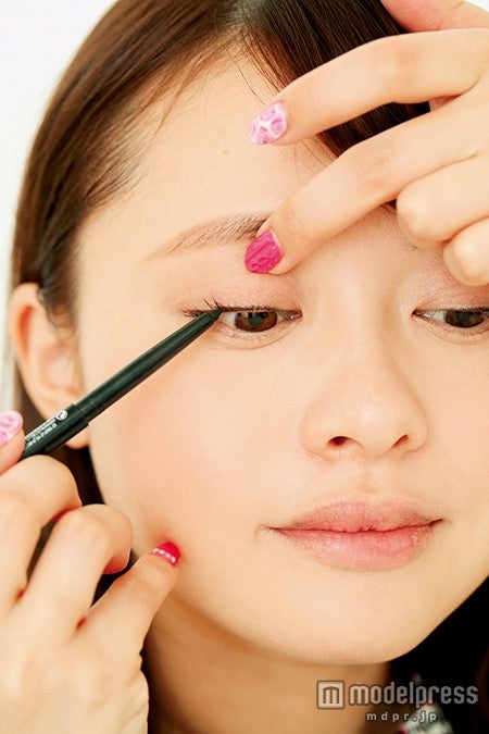 まつげの隙間を埋めて目力アップ／モデル神尾美沙（画像提供：「Ray」5月号、主婦の友社）