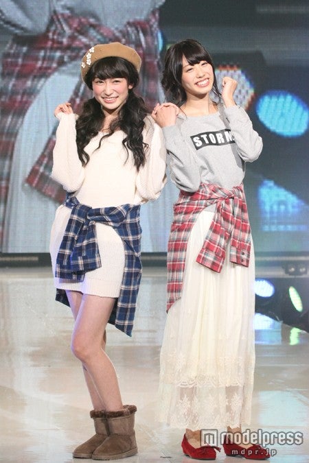 吉田朱里（左）