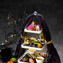 ダークアーツ アフタヌーンティー ¥6,800(税込み)モリ―のサンドウィッチセレクション/ブラックローストビーフカナッペ/パンプキンスープ/提供画像