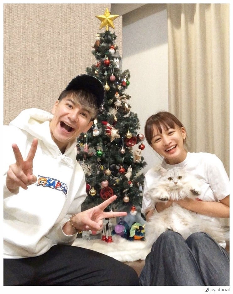 JOY＆わたなべ麻衣夫妻、“5日遅れのクリスマス家族写真”に「ラブラブすぎる」「理想の夫婦」の声