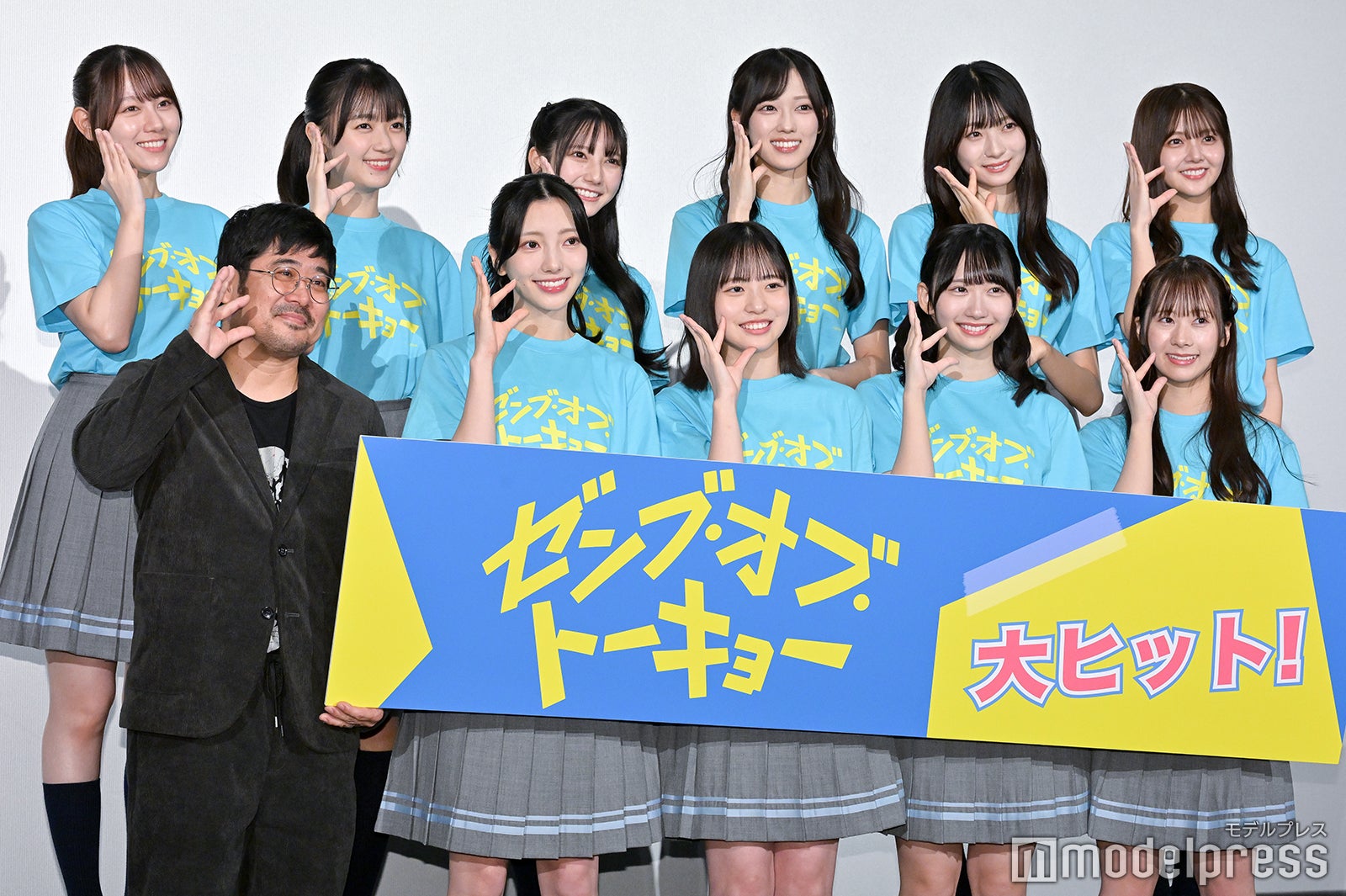 （後列左から）平岡海月、平尾帆夏、竹内希来里、清水理央、宮地すみれ、山下葉留花（前列左から）熊切和嘉監督、小西夏菜実、正源司陽子、藤嶌果歩、石塚瑶季（C）モデルプレス