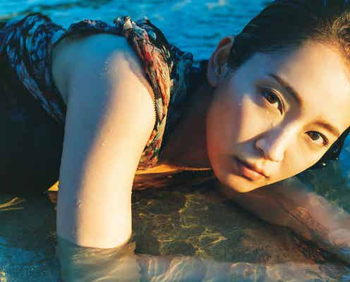 吉岡里帆、濡れ肌&クールな眼差しにドキッ 写真集秘蔵カット初公開