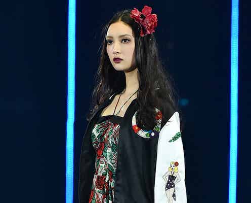 菜々緒、“悪趣味ガーリー”なタキジョスタイルで魅惑の眼差し<TGC2016 S/S>