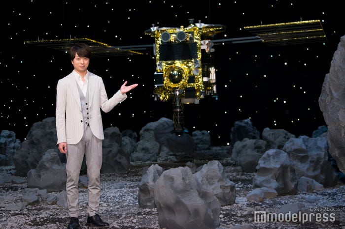櫻井翔/実寸大の「はやぶさ」セット(C)モデルプレス