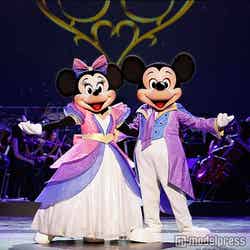 ディズニー・バレンタインナイトのスペシャルショーを行うミッキーとミニー／（C）Disney　【モデルプレス】