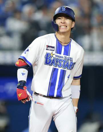 初回初球の死球で再び騒然 DeNA度会の左太もも裏をソフトバンク・上沢のツーシームが直撃 痛みをこらえて一塁へ